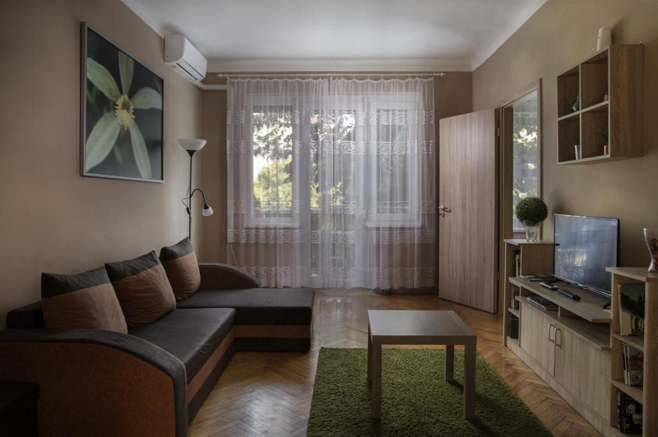 Koroesi Apartman เปตช์ ภายนอก รูปภาพ