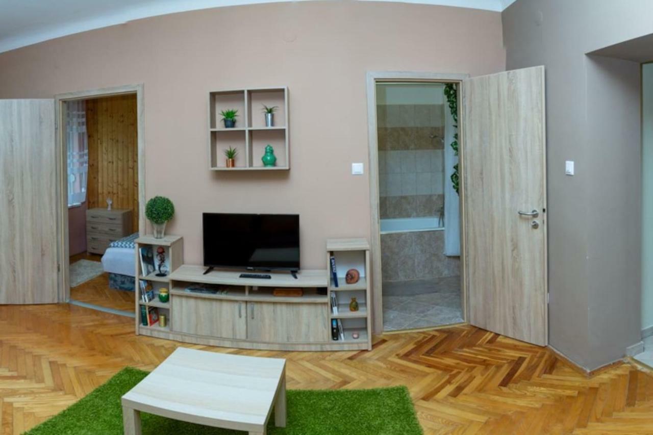 Koroesi Apartman เปตช์ ภายนอก รูปภาพ